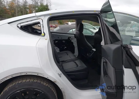 2024 Tesla Model Y Long Range Dual Motor All-Wheel Drive z USA, uszkodzony, nr VIN 7SAYGAEEXRF152474